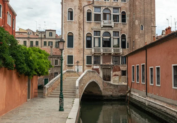 Talya Venedik Temmuz 2020 Dar Kanal Üzerindeki Antik Venedik Evleri — Stok fotoğraf