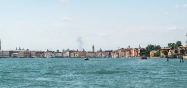 İtalya, Venedik 23 Temmuz 2020: Yazın Meşhur İtalyan Venedik 'in Editör Görüntüsü. Riva degli Schiavoni Çamuru 'ndaki Venedik lagününden panoramik manzara