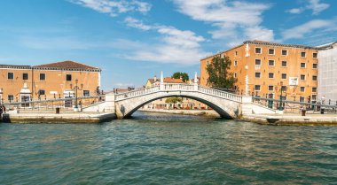 İtalya, Venedik 23 Temmuz 2020: Yazın Meşhur İtalyan Venedik 'in Editör Görüntüsü. Köprüdeki Venedik Gölünden görüntü