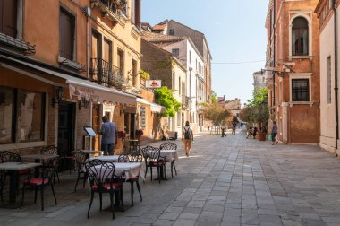 İtalya, Venedik 23 Temmuz 2020: Antik Venedik Evleri, Yeşil Avlu ve Restoran ile Yazın Meşhur İtalyan Venedik 'in Editörel Görüntüsü