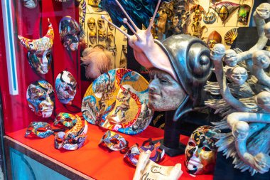 İtalya, Venedik 23 Temmuz 2020: Venedik 'teki El yapımı Venedik Maskeleri ile Mağaza Penceresinin Editörlük Resmi