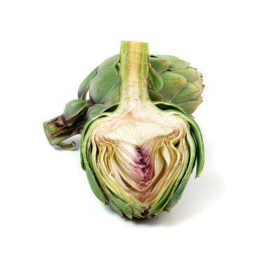 Taze enginar beyaz arka planda izole edilmiş. Tam ve yarım yeşil enginar, çiğ yenebilir cynara çiçeği tomurcuğu, organik İtalyan sebze yemeği.