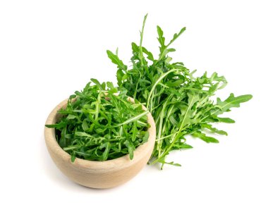 Arugula ahşap kasede izole edilmiş. Taze roka, roka yaprağı, roka, eruca veya bahçe roket salatası.