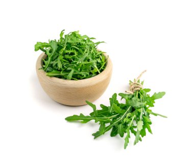 Arugula grubu, ahşap kasede roka izole edilmiş. Taze roka yaprakları, roka, eruca veya bahçe roketi.
