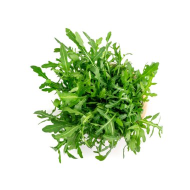 Arugula ahşap kasede izole edilmiş. Taze roka, roka yaprakları, roka, eruca ya da bahçe roketi salatası.