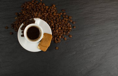 Koyu kahveyle zencefilli kurabiye. Dikdörtgen fındık sindirimli, Bisküvi kare tarçınlı, karanfilli ve fındıklı düz kurabiye.