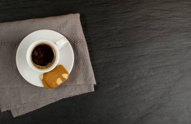 Koyu kahveyle zencefilli kurabiye. Dikdörtgen fındık sindirimli bisküvi kare kurabiyeleri Tarçın, karanfil ve fındık üst görünümü