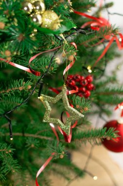 Bulanık Noel ladin desenli arka plan. Doğal yeşil defocus deseni, verimli köknar dalları, Xmas çam dalları, yeni yıl filizi ve noel topu.