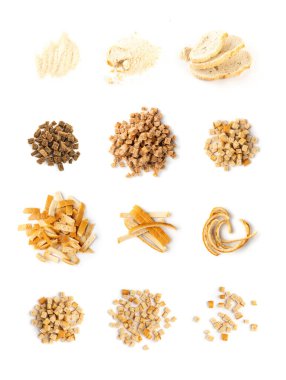 Beyaz arka planda izole edilmiş ev yapımı çavdar ekmeği ve kızarmış ekmek. Çıtır ekmek küpleri koleksiyonu, kuru çavdar kırıntıları, rusklar, crouoton veya kahverengi kraker yığını