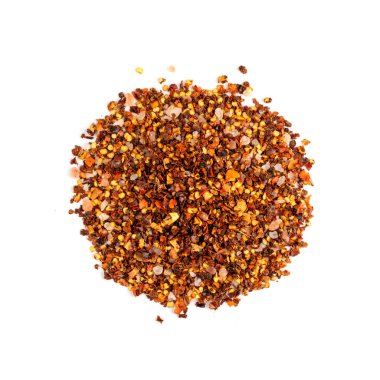 Tohumları izole edilmiş kırmızı biber taneleri. Kırık ezilmiş kırmızı biber yığını, pembe tuz parçalarıyla kurutulmuş kırmızı biber.