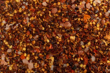 Kırmızı biber pul pul doku arka planda. Kırık kırmızı biber deseni, kurutulmuş kırmızı biber taneli duvar kağıdı fotokopi alanı ile üst görünüm