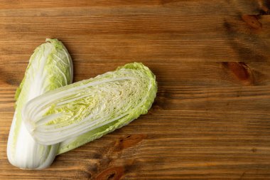 Çin lahanası, Napa lahanası ya da Wombok 'u kopyalama uzayı olan ahşap bir arka planda kes. Taze Yeşil Lahana Model Üst Görünümü