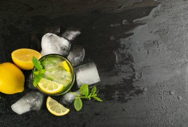 Buzlu ve taze limonlu naneli limonata. Harmanlanmış limon suyu üst görünümü