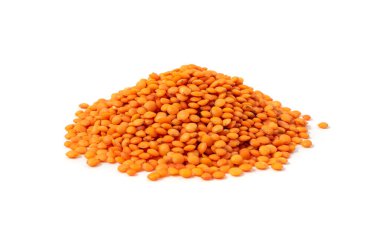 Kırmızı mercimek izole edilmiş. Kuru turuncu mercimek taneleri, dal yığını, çiğ daal, dhal, mazoor, beyaz arka planda Lens Culinaris veya Lens esculenta