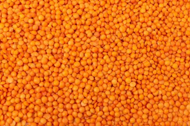 Kırmızı mercimek desenli arka plan. Kuru turuncu mercimek tanecikleri deseni, dal duvar kağıdı, fotokopi alanı ile çiğ daal, dhal, mazo, mercek mutfağı veya Lens esculenta düz yatak ve üst görünüm