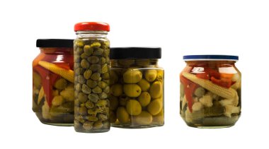 Terbiye edilmiş ve konserve sebze ya da turşu. Kırpma Yolu ile izole edilmiş cam kavanozlardaki mayalanmış yiyecekler