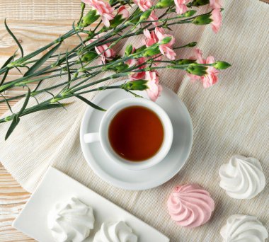 Beyaz ve pembe kremalı kurabiyeler. Geleneksel çırpma merengi, fırında krema ya da çiçek ve çay fincanı ile beze