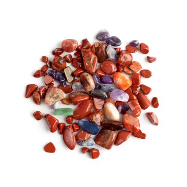 Jasper çakıl taşları izole. Kırmızı sardoniks parlatılmış taşlar, çiğ turuncu akik çakıl taşı seti, Jasper değerli taşları, Carnelian kartonlarının üst görünümü.