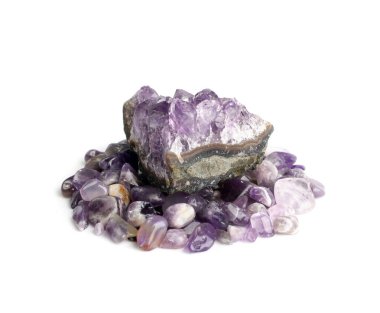 Ametist kristalleri izole edildi. Mor kuvars çakıl taşları ve kristal, parlatılmış menekşe taşları, değerli taşlar yan görünüş.