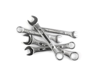 Farklı boyutlardaki anahtarlar beyaz arkaplan görünümünde izole edilmiş. Krom açıcılar seti, anahtar koleksiyonu