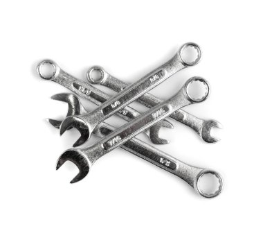 Farklı boyutlardaki anahtarlar beyaz arkaplan görünümünde izole edilmiş. Krom açıcılar seti, anahtar koleksiyonu