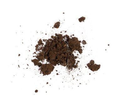 Döllenmiş kuru toprak izole edilmiş. Kurumuş toprak yığını, gübre toprağı, kurak toprak, beyaz arka planda doğal kara toprak dokusu.