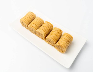 Rolled Baklava İzole, Assabee Ramazan Tatlı Çöreği Restoran Tabağı, Doğu Tatlı Filo Pastaları, Türk Ballı Baklawa Rolls, Geleneksel Doğu Çölü, Beyaz Arkaplanda Baklava Parçaları