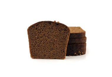 Siyah çavdar ekmeği soyutlanmış, koyu kahverengi dilimlenmiş ekmek, ekşi borodinsky rugbrod kare dilimleri ve beyaz arka planda kişniş otu.