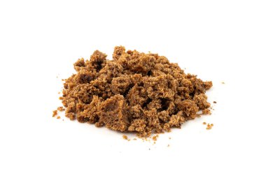 Siyah çavdar ekmeği soyutlanmış, koyu kahverengi somun parçaları parçalanmış borodinsky rugbrod kare dilimleri beyaz arka planda kişniş ile