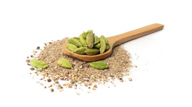 Kakule öğütülmüş kakule tohumları, yeşil kardamon, kardamon meyveleri, kardamum baharat tozu, kakule baharatı, beyaz arka planda kurutulmuş Nepal kakule tohumları.