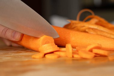 Taze Havucu Bıçakla Kesme, Çiğ Havuç Dilimleri Kapatma, Turuncu Kök Sebze Pişirme Süreci Ahşap Tahtadaki Yuvarlak Parçalar Bulanık Arkaplan