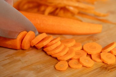 Taze Havucu Bıçakla Kesme, Çiğ Havuç Dilimleri Kapatma, Turuncu Kök Sebze Pişirme Süreci Ahşap Tahtadaki Yuvarlak Parçalar Bulanık Arkaplan