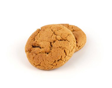 Çikolatalı kurabiyeler, izole edilmiş, kahverengi yuvarlak bisküviler, beyaz arka planda kırılmış tatlı kakaolu pasta.