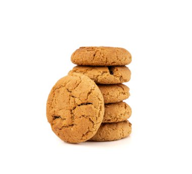 Çikolatalı kurabiyeler, izole edilmiş, kahverengi yuvarlak bisküviler, beyaz arka planda kırılmış tatlı kakaolu pasta.