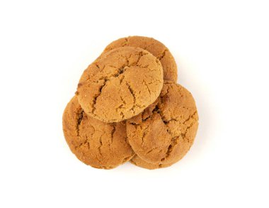 Çikolatalı kurabiyeler, izole edilmiş, kahverengi yuvarlak bisküviler, beyaz arka planda kırılmış tatlı kakaolu pasta.