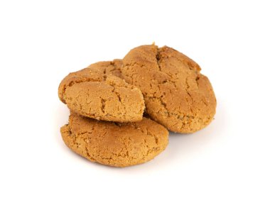 Çikolatalı kurabiyeler, izole edilmiş, kahverengi yuvarlak bisküviler, beyaz arka planda kırılmış tatlı kakaolu pasta.