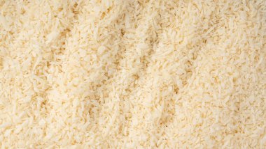 rendelenmiş hindistan cevizi tozu desenli. Kuru Coco Flakes arka plan, parçalanmış hindistan cevizi duvar kağıdı, tropikal meyve cipsi afişi, traşlanmış fındık bg üst görünümü