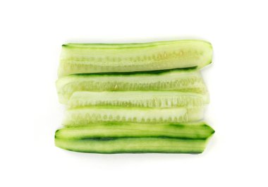 İzole edilmiş salatalık, ince salatalık şeritleri, kurdeleler, salata yalıtılmış yeşil sebze kesimleri, sağlıklı doğal bitki parçaları, beyaz arka plan manzaralı makro salatalık dilimleri.