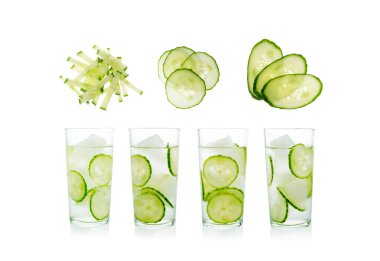 Kristal bardaklarda izole edilmiş salatalıklı buzlu içecek. Yeşil arıtılmış su, beyaz zemin üzerinde buz olan salatalık kokteyli koleksiyonu.