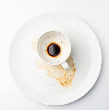 Dökülen Soya sosu artıkları izole edilmiş, beyaz tabağa Teriyaki damlaları, istiridye sosu, salya kokusu, balzamik sirke birikintisi beyaz üst görünümde.