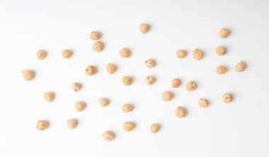 Nohut, dağınık bezelye yığını, kuru Cicer arietinum meyveleri, çiğ Bengal gram baklası, garbanzo fasulyesi, beyaz arka planda yenebilir Mısır bezelyesi tohumu.