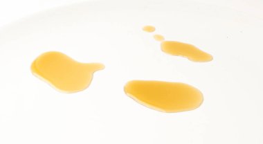 Dökülmüş balık sosu yalıtılmış, Asya fermente edilmiş sıvı birikintisi, leke, sıçrama, kahverengi sos beyaz arka planda.