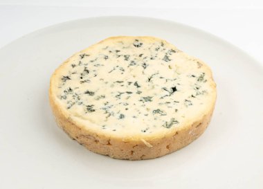 Dört peynirli yalıtılmış, kokuşmuş Fransız peyniri, dört kat kremalı süt ürünü, gurme yiyecekler, yarı sert Fransız mavi yuvarlak peyniri ve penisilyum roqueforti sporları.