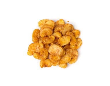 Kızarmış fasulye atıştırmalığı izole edilmiş, kızarmış vicia faba, baharatlı bakla, salata için çıtır fasulye cipsi ya da beyaz arka planda yemek.