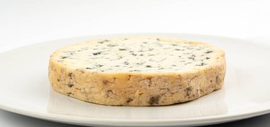 Dört peynirli yalıtılmış, kokuşmuş Fransız peyniri, dört kat kremalı süt ürünü, gurme yiyecekler, yarı sert Fransız mavi yuvarlak peyniri ve penisilyum roqueforti sporları.