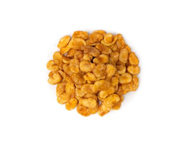 Kızarmış fasulye atıştırmalığı izole edilmiş, kızarmış vicia faba, baharatlı bakla, salata için çıtır fasulye cipsi ya da beyaz arka planda yemek.