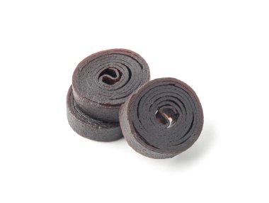 Meyveli deri rulo yalıtılmış. Erik elmalı pastilla, pastille sağlıklı şekerleme, meyve derisi doğal meyve hamurundan yapılmış, şekersiz sarmal çizgili beyaz arka plan.