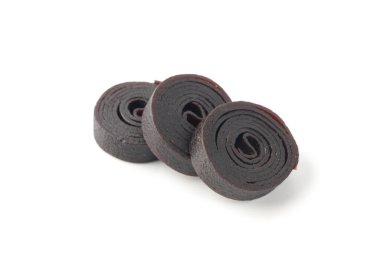 Meyveli deri rulo yalıtılmış. Erik elmalı pastilla, pastille sağlıklı şekerleme, meyve derisi doğal meyve hamurundan yapılmış, şekersiz sarmal çizgili beyaz arka plan.