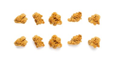 Granola Yığını İzole Edilmiş, Badem ve Çikolatalı Kahvaltı, Tohum ve Yulaf Gevreği, Sağlıklı Yulaf Ezmesi Müsli Granola Beyaz Arkaplanda