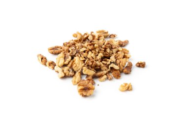 Doğranmış ceviz, kavrulmuş ceviz tozu, bir yığın fındık kırıntısı, tüm çekirdek parçaları, kesirler, beyaz arka planda barut tozu.